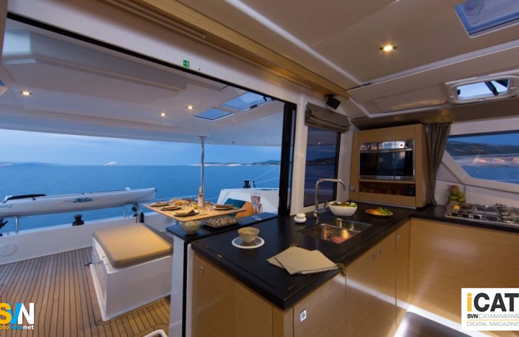 Fountaine Pajot - Helia 44, la cucina che si apre sul pozzetto