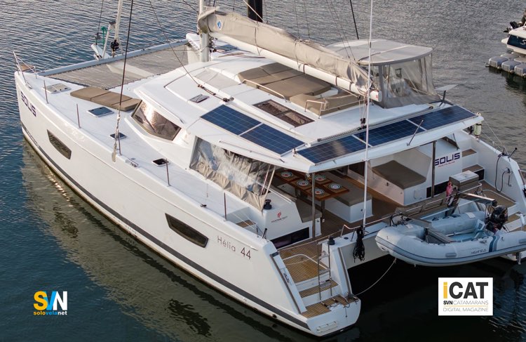 Fountaine Pajot - Helia 44, barca alla fonda, si notino i pannelli solari sulla tuga