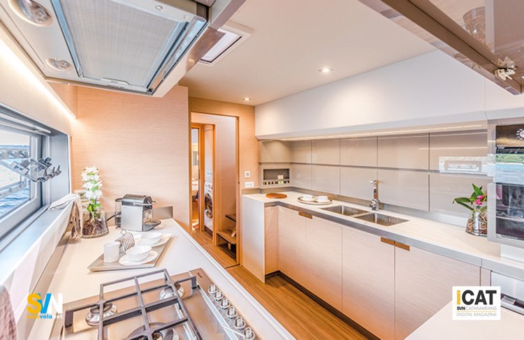 Fountaine Pajot - Alegria 67, la cucina nella versione con la cucina in uno degli scafi