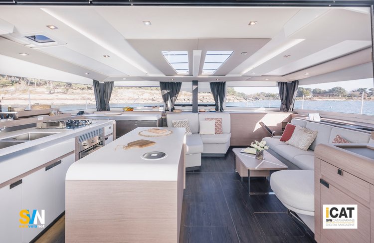 Fountaine Pajot - Aura 51, isola cucina a centro dinette