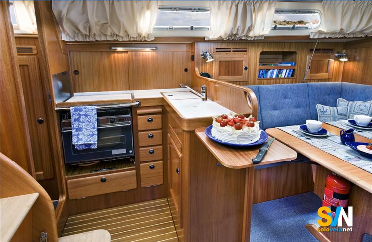 Hallberg Rassy 342, la cucina a L