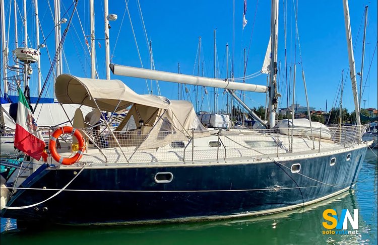 Sun Odyssey 42.2, con lo scafo blu