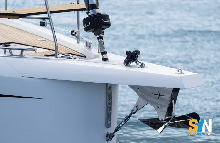 Bavaria C46, la delfiniera in primo piano