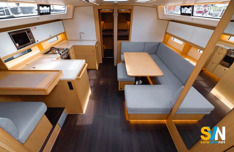 Bavaria C46, la dinette vista da poppa