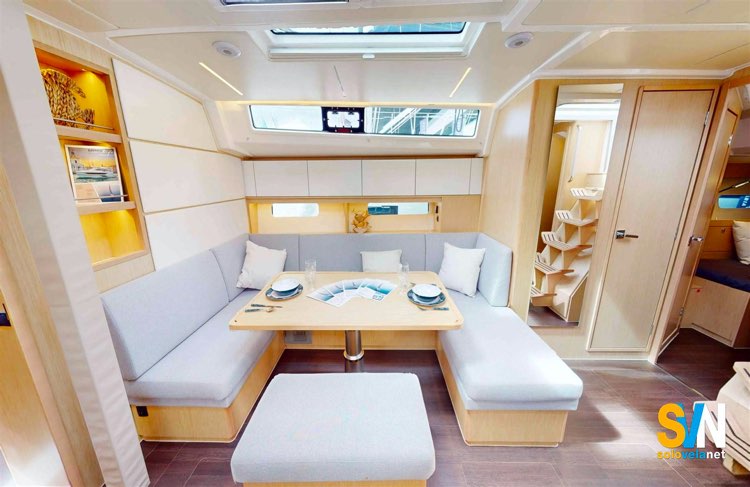 Bavaria C46, la dinette