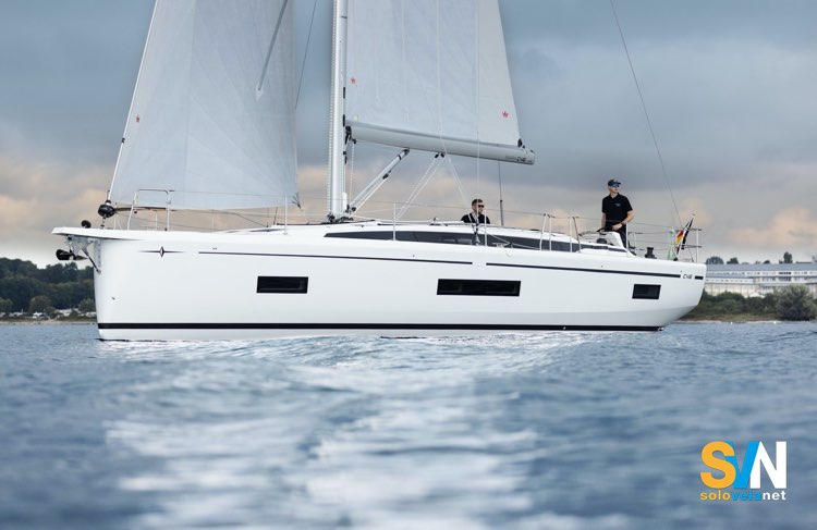 Bavaria C46, vista di lato in navigazione