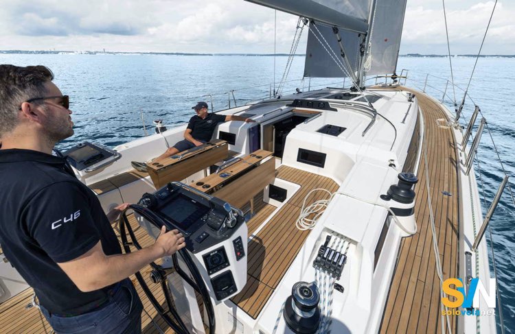 Bavaria C46, la timoneria