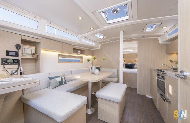 La dinette dell'Oceanis 37.1
