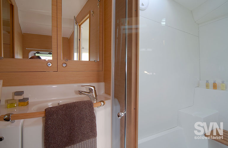 Lagoon 380 S2, un bagno