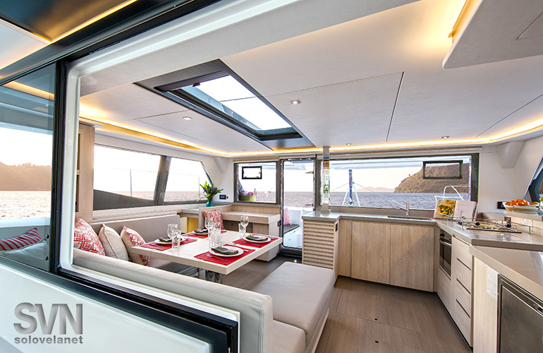Leopard 45, la dinette