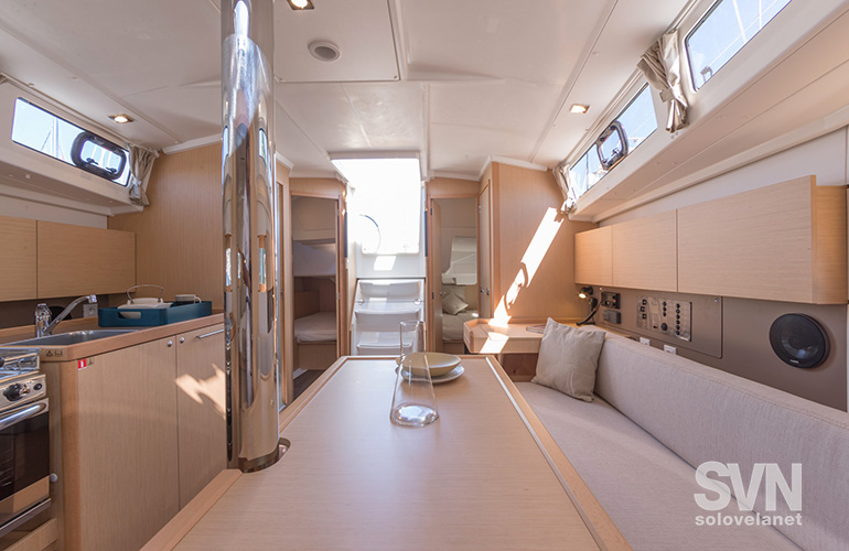 Oceanis 38.1, la dinette nella versione 3 cabine e cucina in linea
