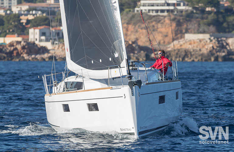 Oceanis 38.1 di prua