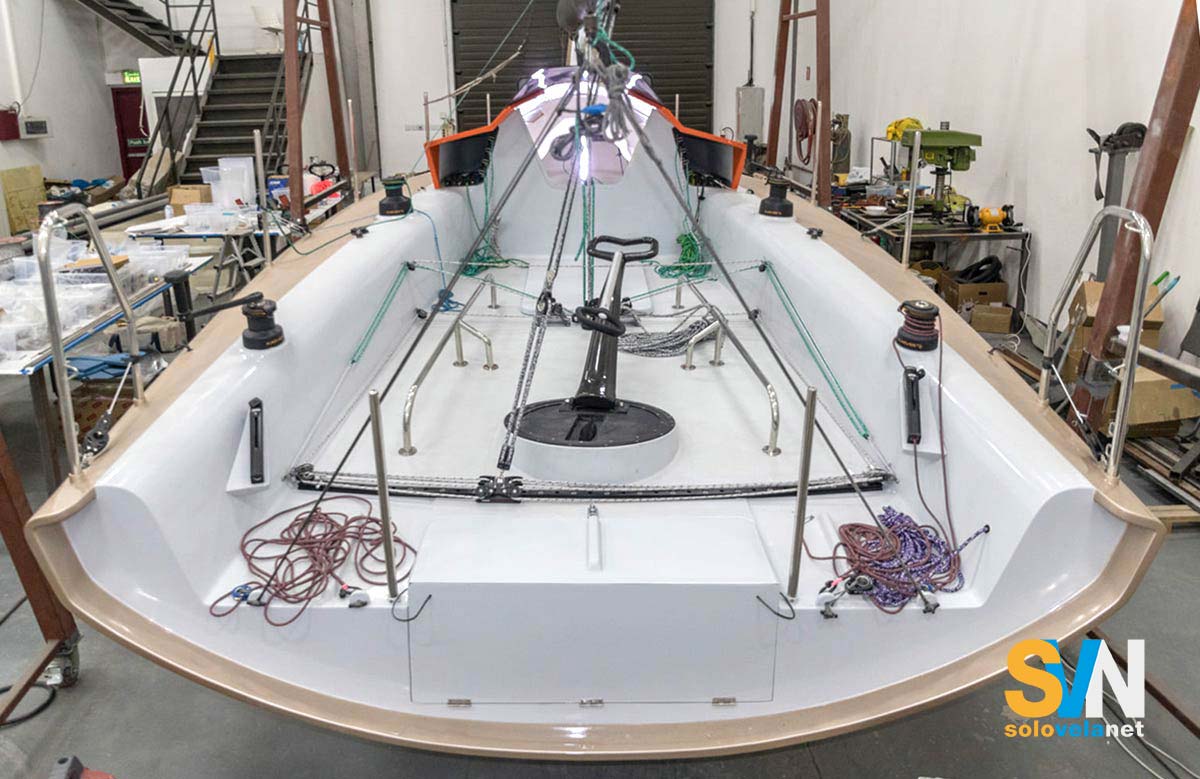 Un primo piano della poppa aperta dell'Aleos P30