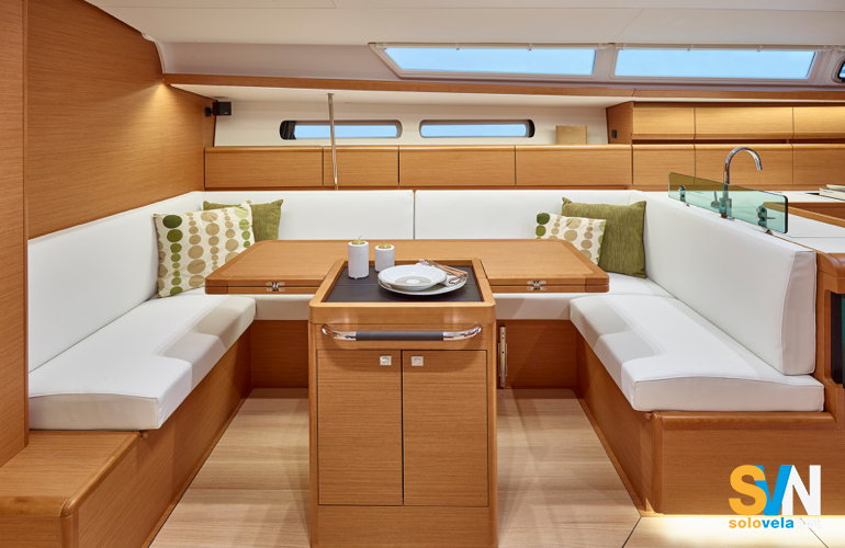 Sun Odyssey 449, i divani in dinette