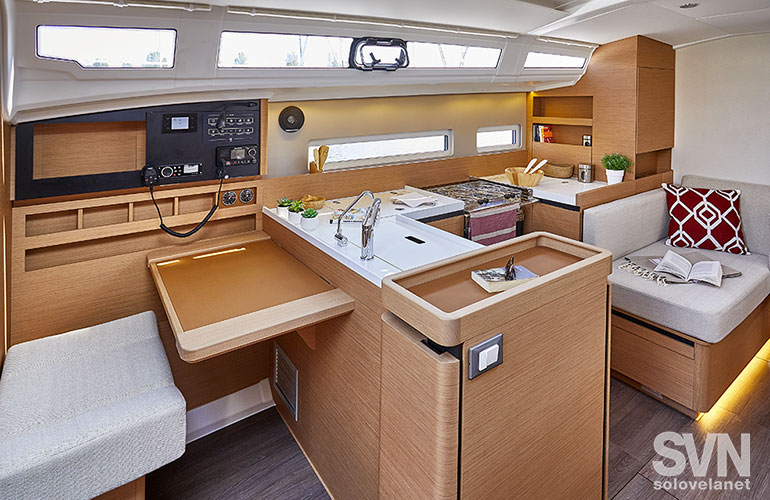 Sun Odyssey 410, il tavolo da carteggio