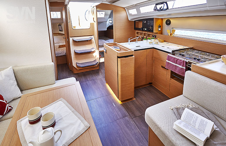 Sun Odyssey 410, la dinette