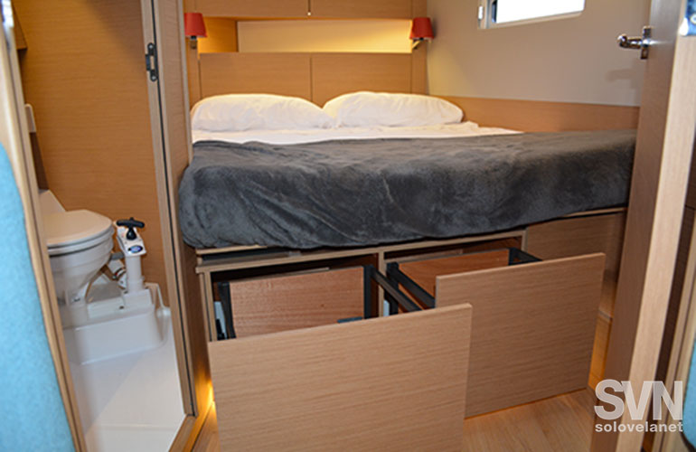 La cabina di prua con i cassetti sotto il letto aperti