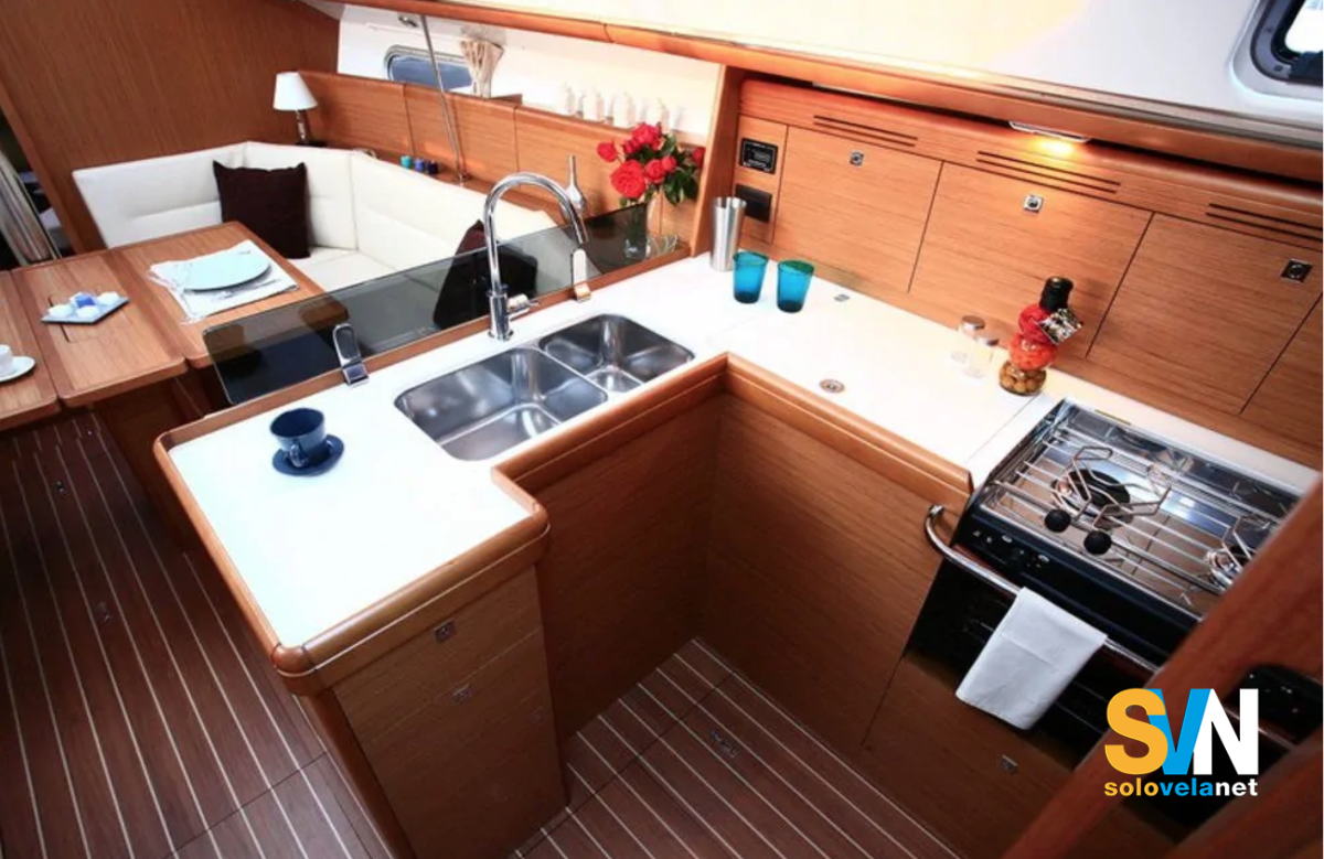 La cucina e uno scorcio della dinette del Sun Odyssey 39 DS