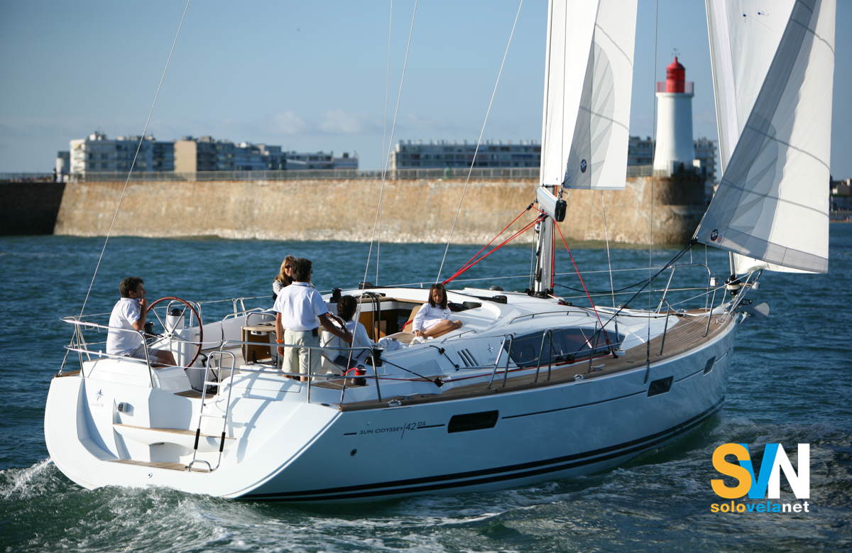 Il Sun Odyssey 42 DS in navigazione ripreso da poppa
