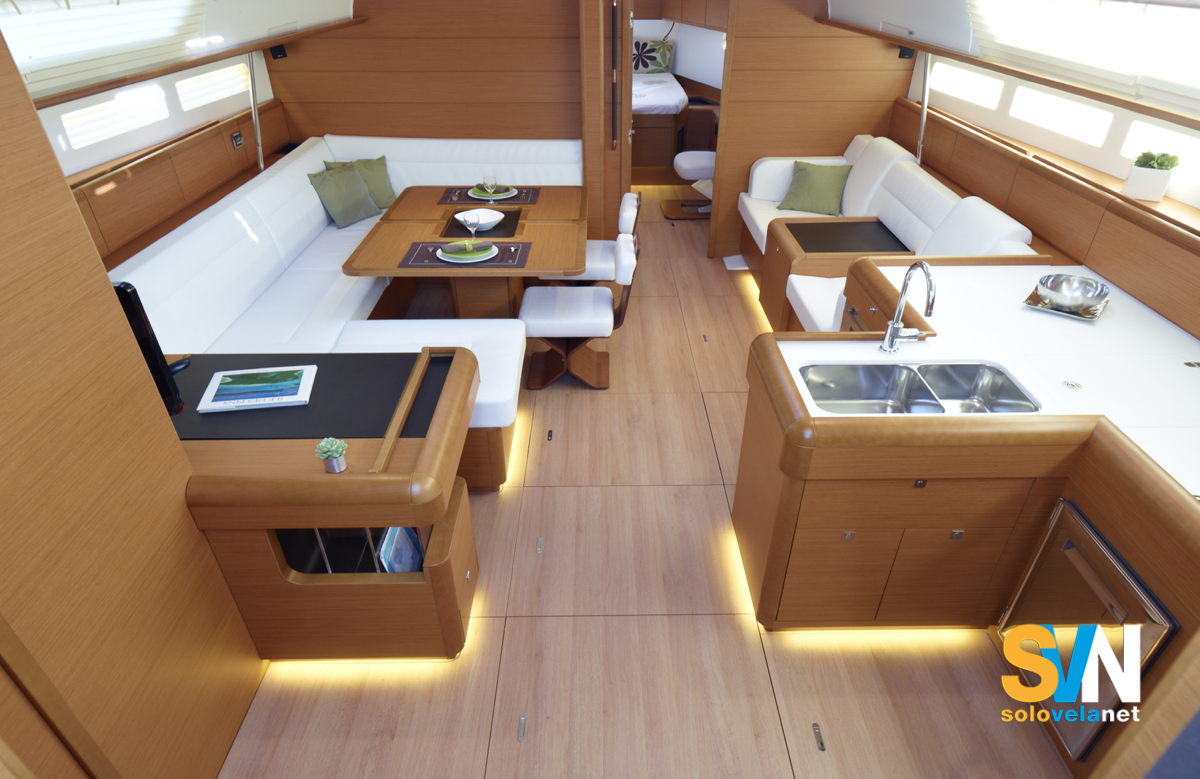 La dinette del Sun Odyssey 42 DS vista da poppa
