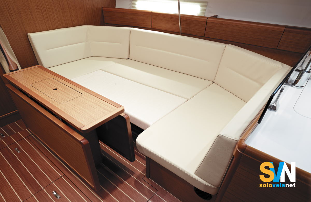 La dinette del Sun Odyssey 42 DS  con il tavolo chiuso per la notte