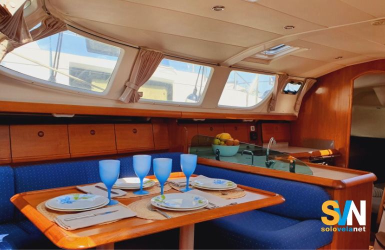 Il grande tavolo nella dinette del Sun Odyssey 43 DS