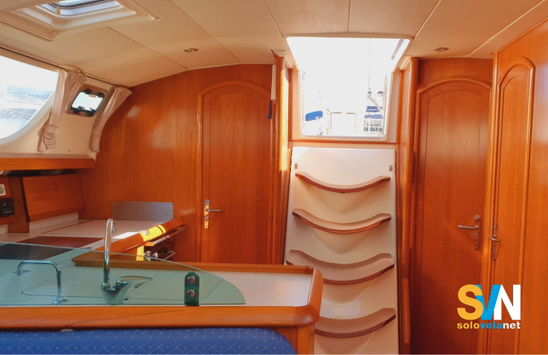Uno scorcio verso poppa della dinette del Sun Odyssey 43 DS