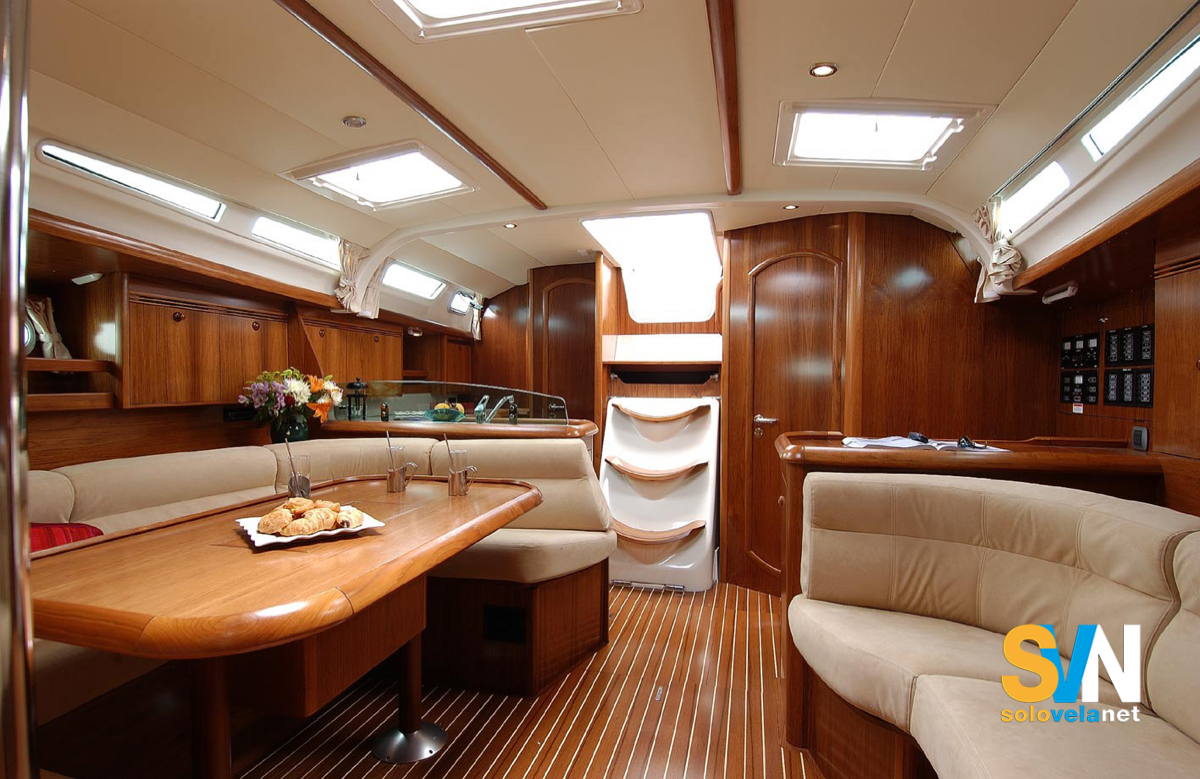 La dinette del Sun Odyssey 45 vista da prua