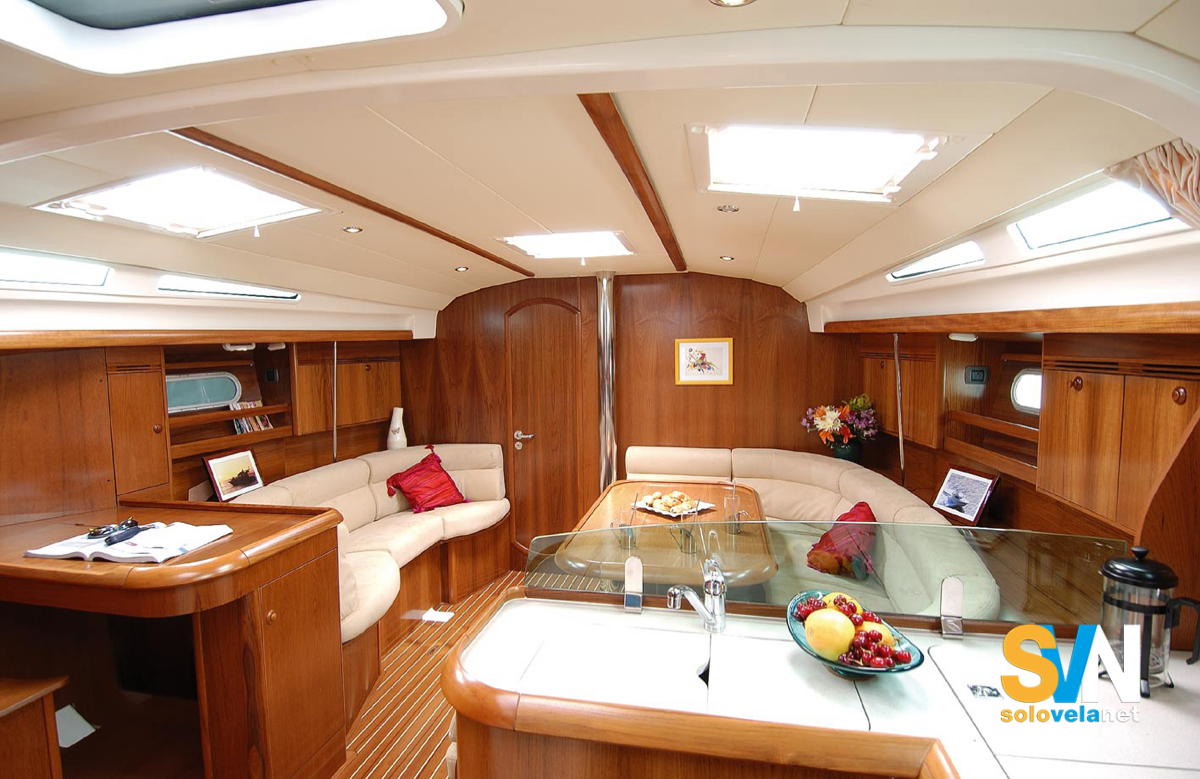 La dinette del Sun Odyssey 45 vista da poppa