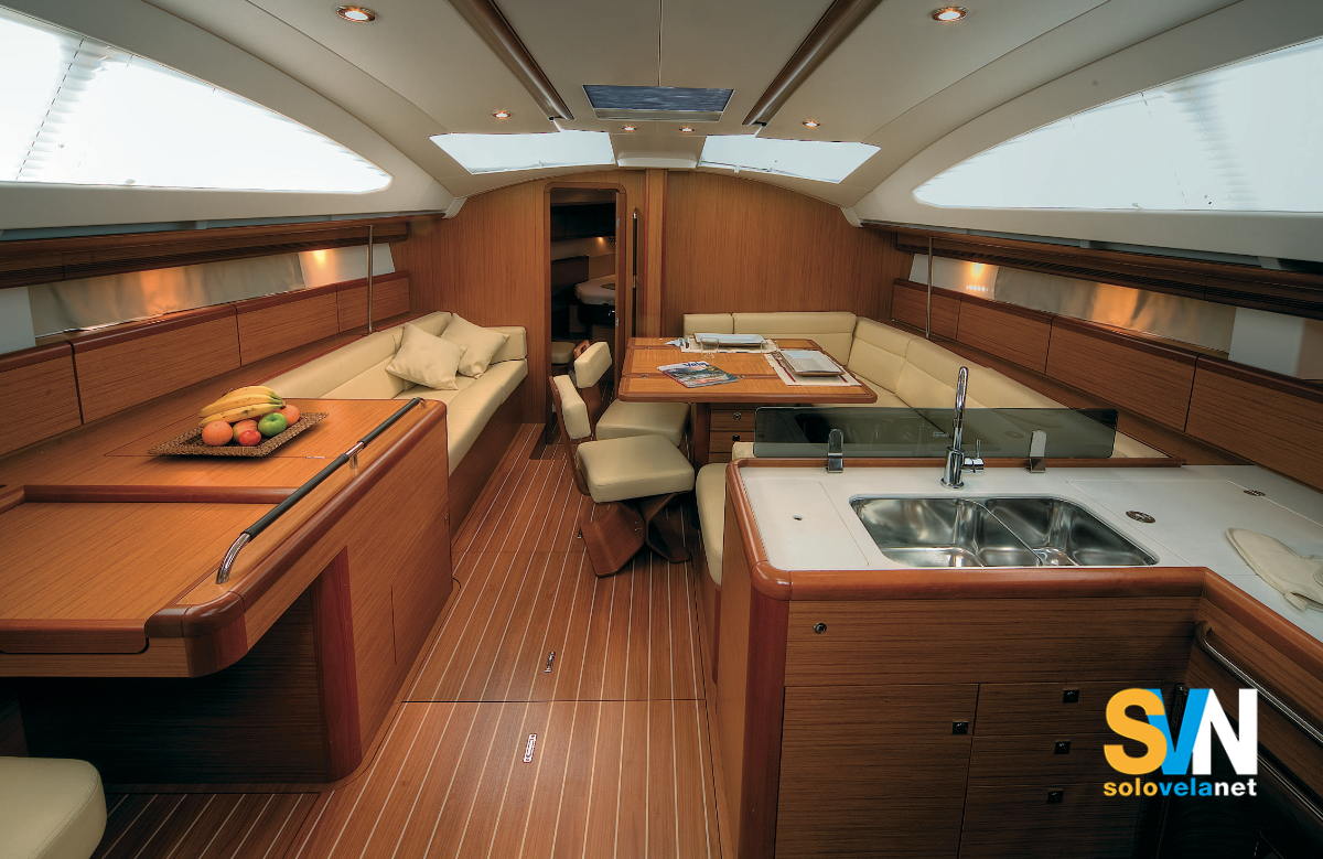 La dinette del Sun Odyssey 45 DS vista da poppa