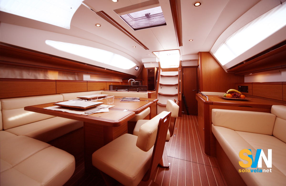 La dinette del Sun Odyssey 45 DS vista da prua