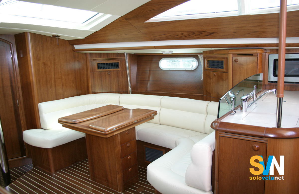 La dinette del Sun Odyssey 49 DS con l'ampio tavolo ripiegabile