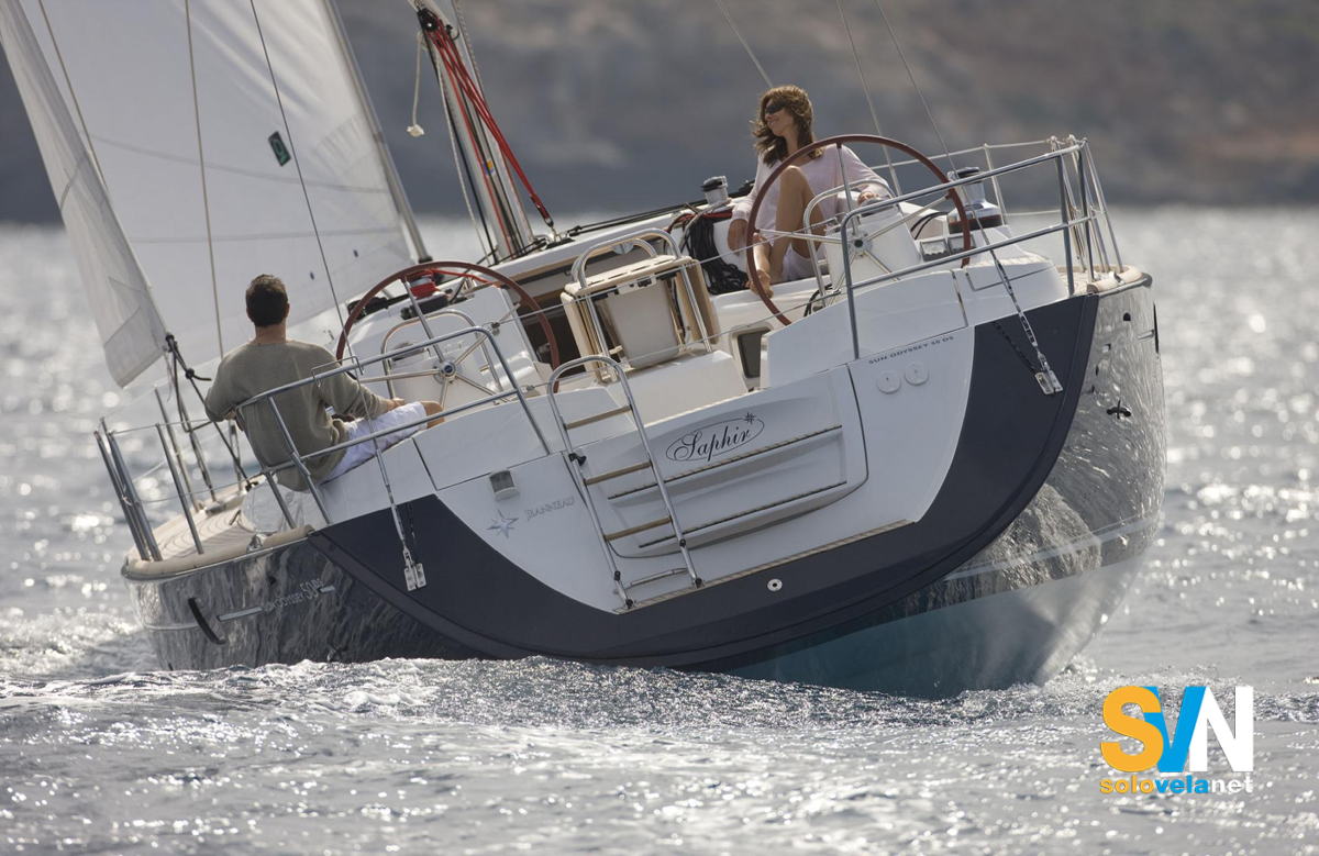 Il Sun Odyssey 50 DS in navigazione visto da poppa