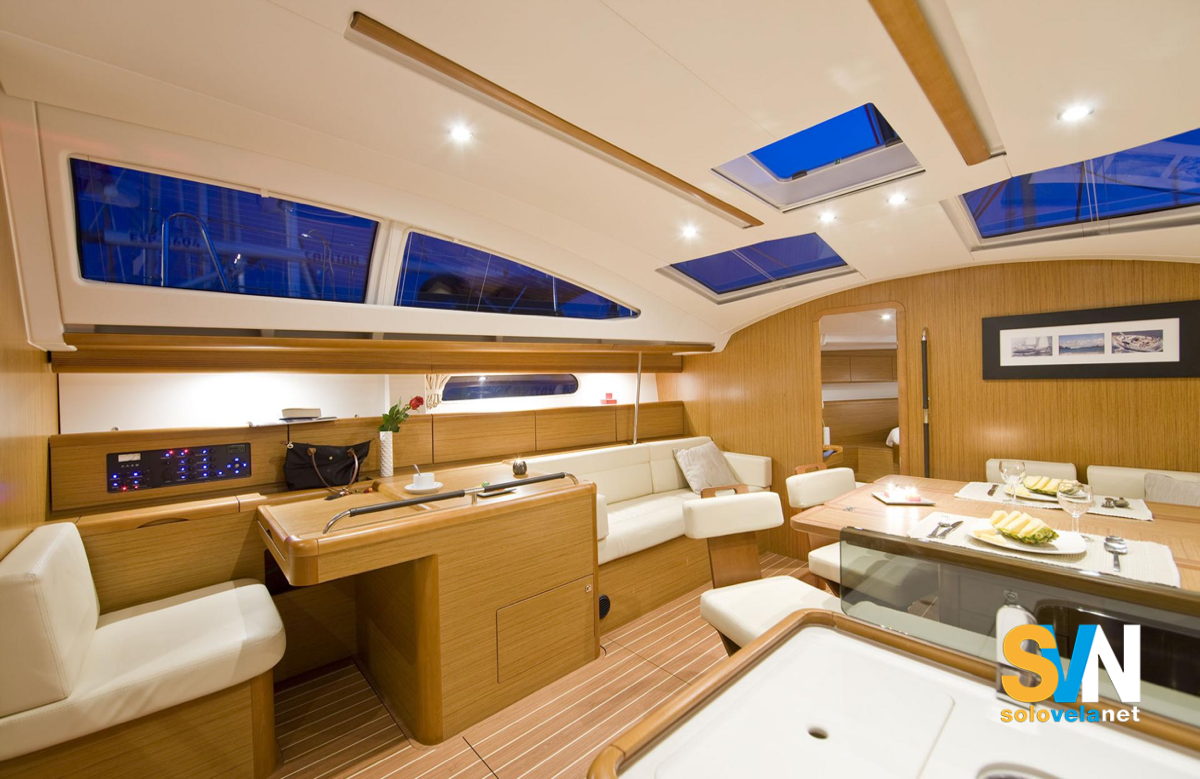 La dinette del Sun Odyssey 50 DS. Lato di sinistra con il carteggio