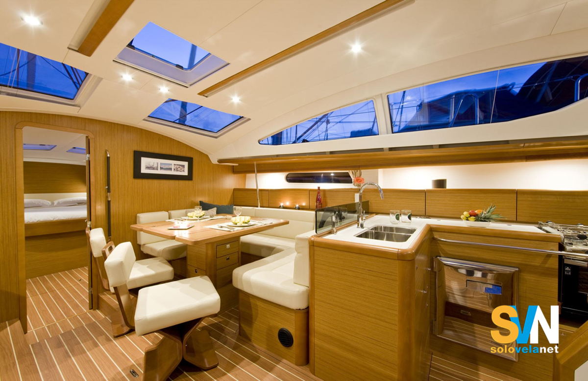 La dinette del Sun Odyssey 50 DS. Lato di dritta con la cucina