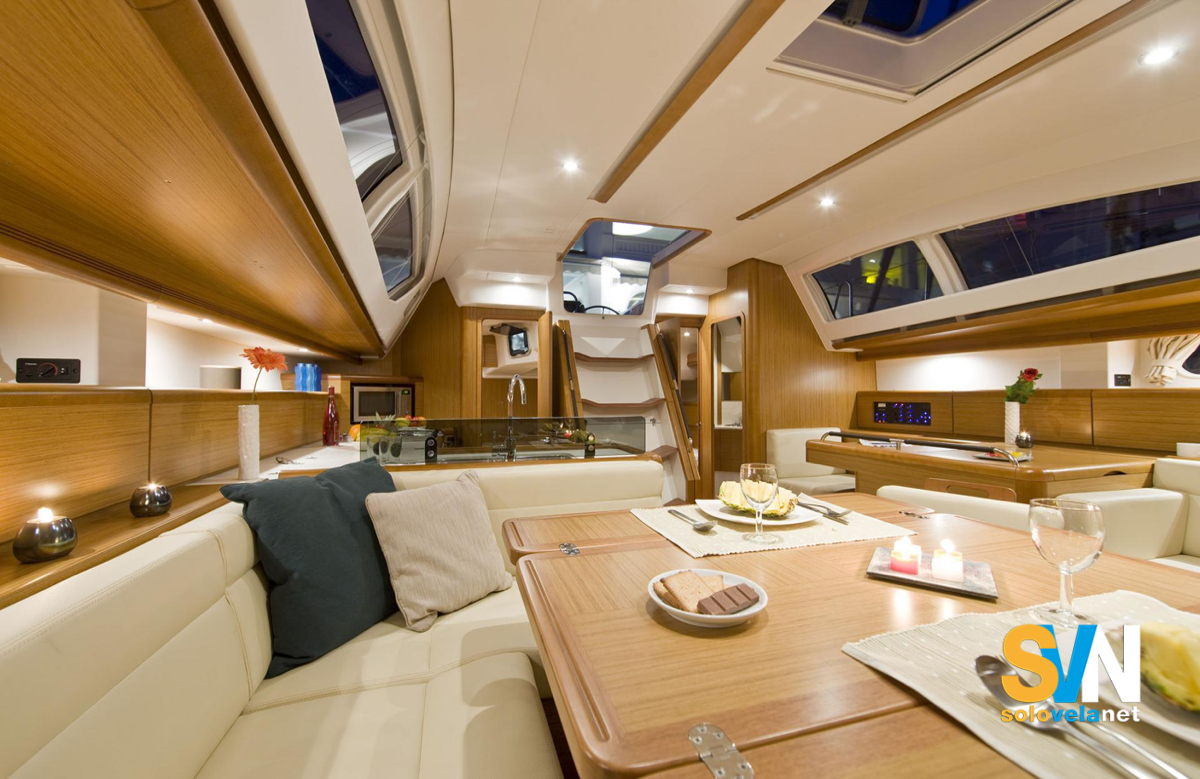 La dinette del  Sun Odyssey 50 DS vista da prua