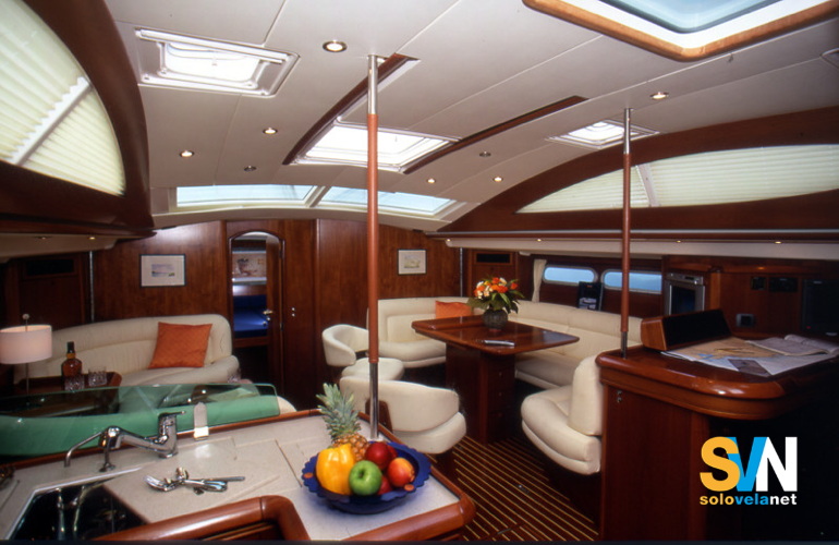 La dinette del Sun Odyssey 54 DS  vista da poppa