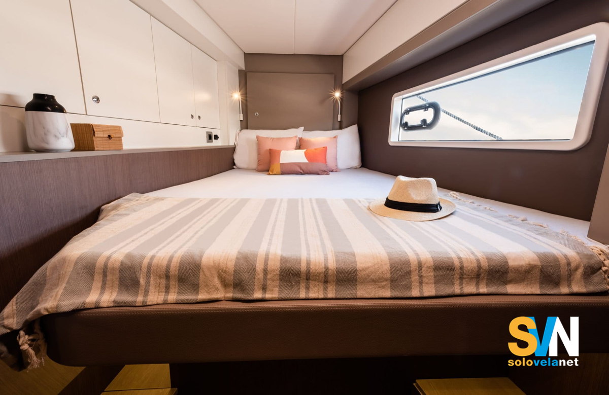 Una delle cabine con letto matrimoniale del Bali 4.2