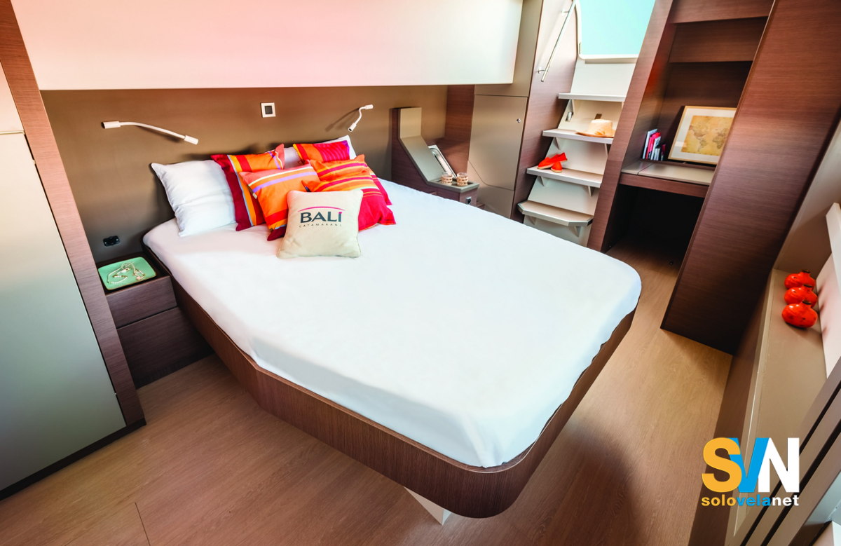 Una delle cabine con letto matrimoniale del Bali 4.8