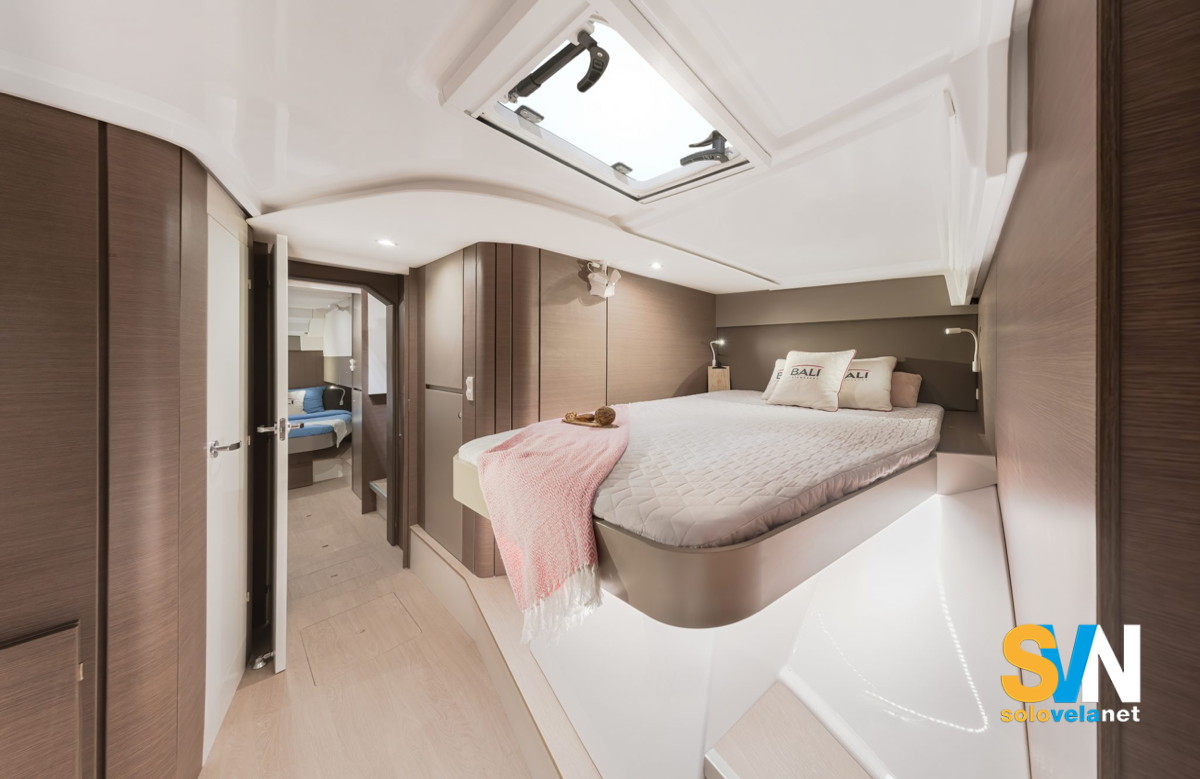 Una cabina con letto matrimoniale del Bali Catspace