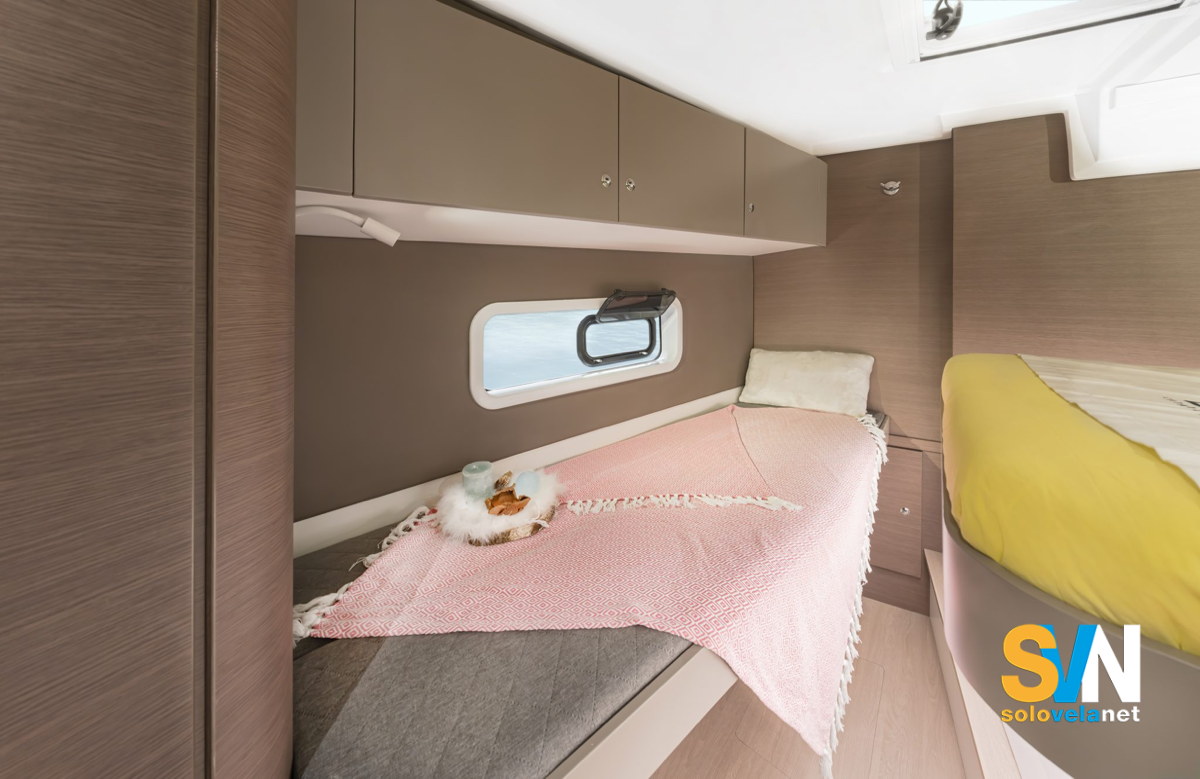 Una primo piano del divano letto 