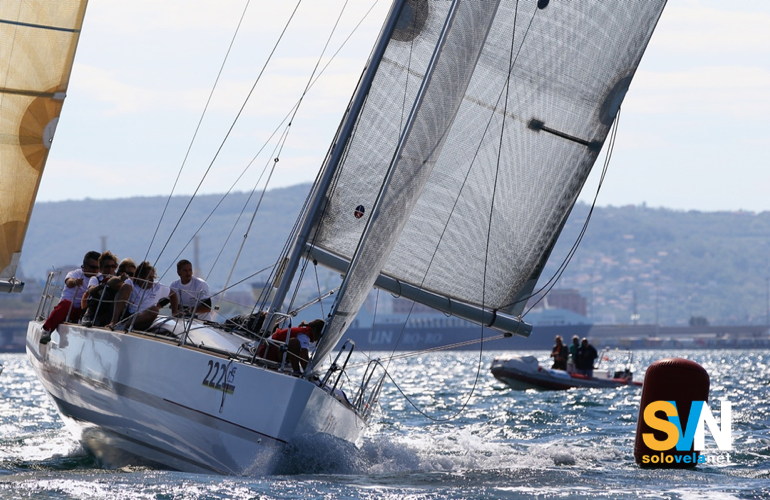 Il Bonin 358 in navigazione, visto da prua