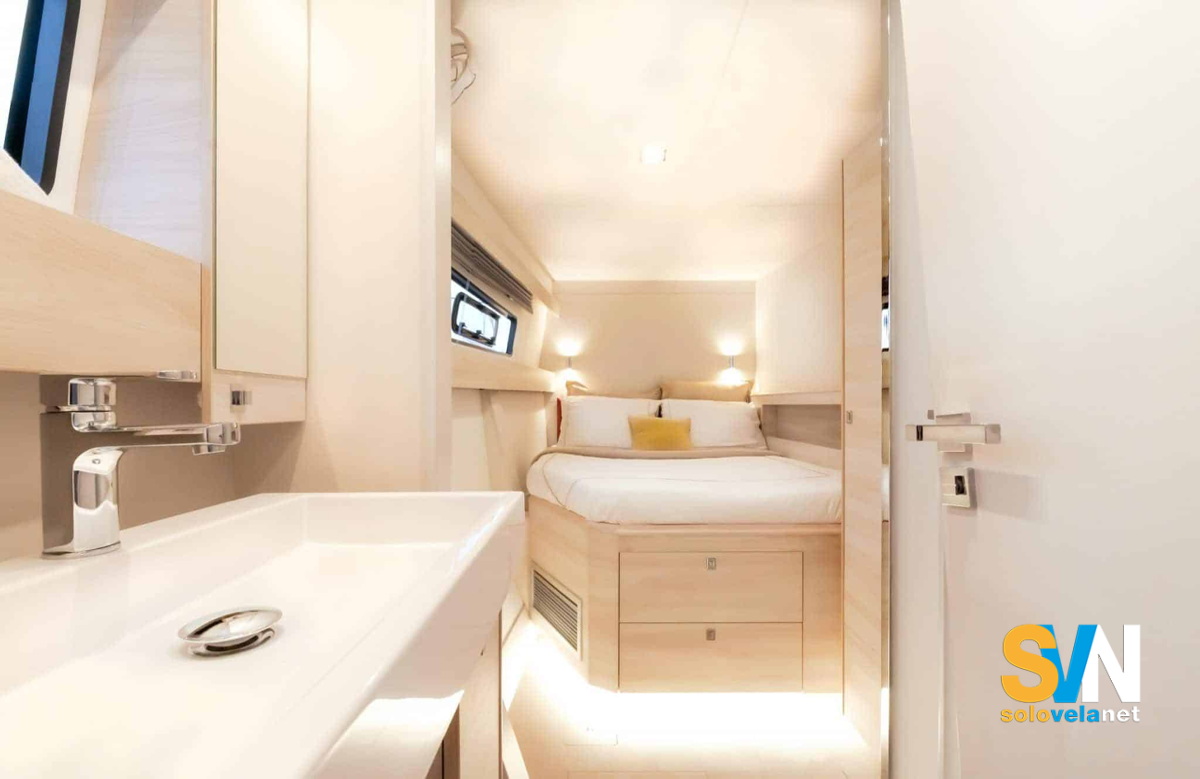 Una delle cabine del Catana 53 vista dal bagno