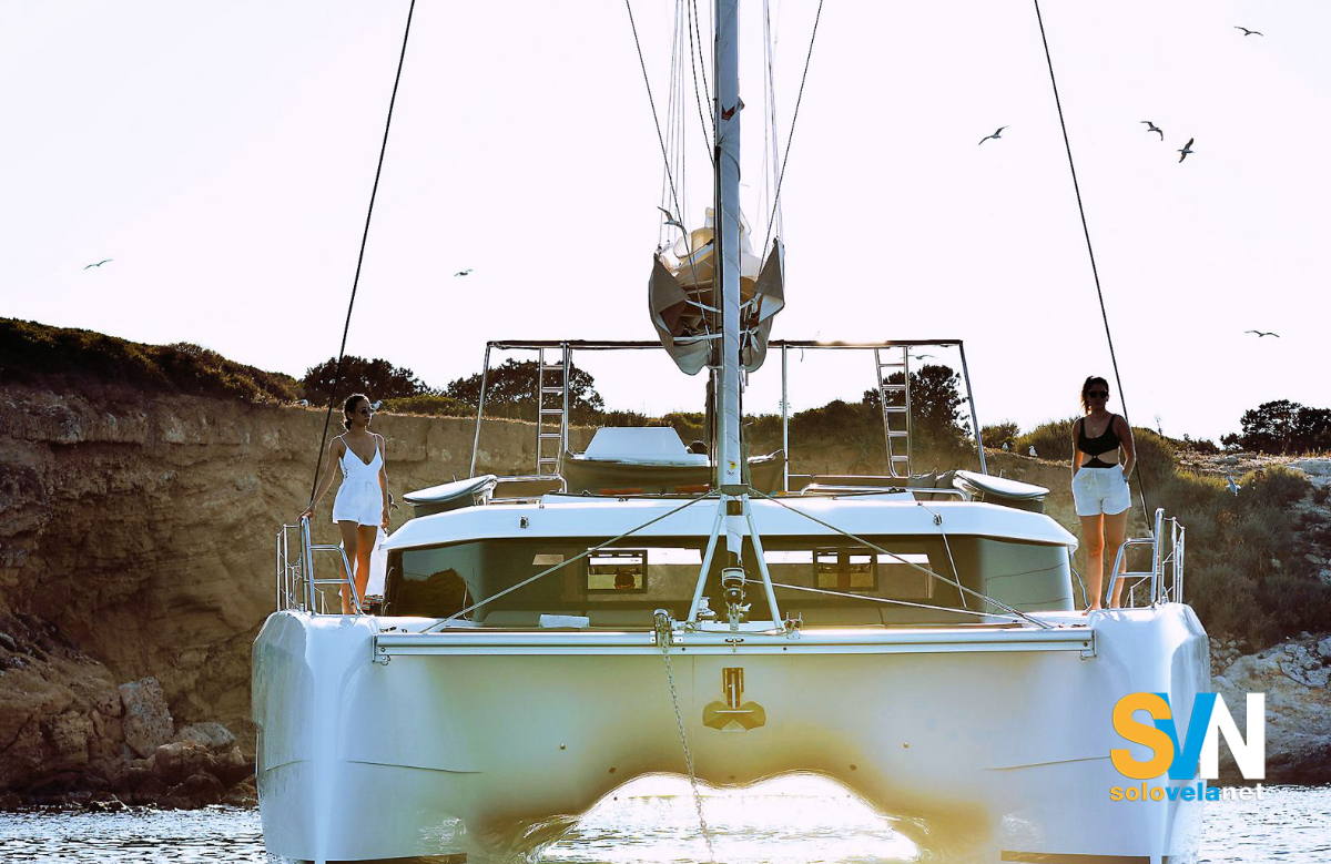 Il Dufour Catamarans 48 all'ancora, ripreso da prua