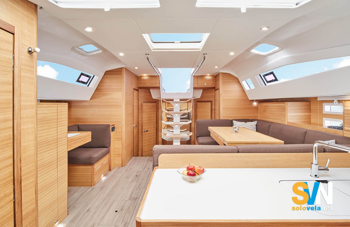 La dinette dell'Impression 50.1, vista da prua