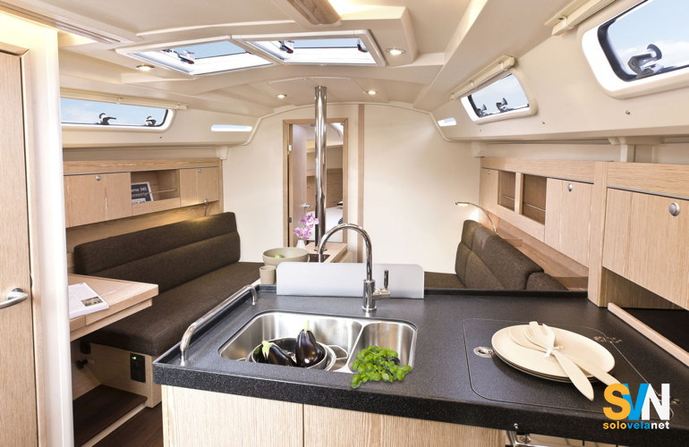 La dinette dell'Hanse 345 vista da poppa