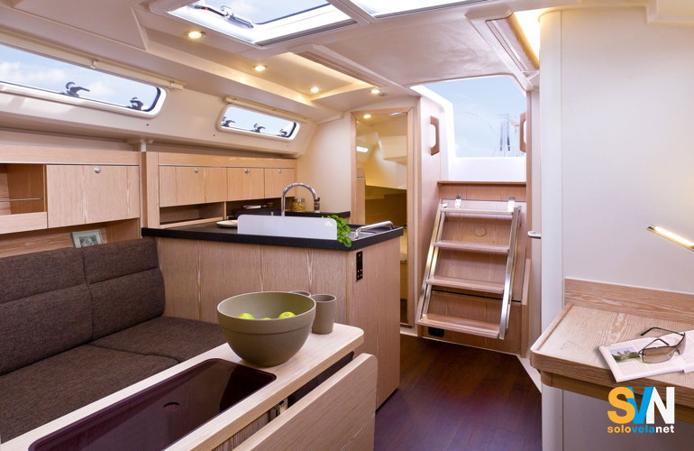 La dinette dell'Hanse 345 vista da prua