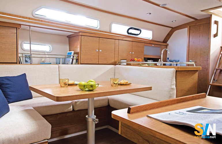 Il tavolino della dinette. QUesta si può trasformare in letto matrimoniale