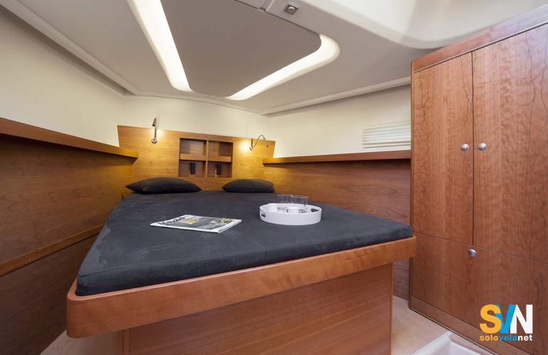 La cabina di prua si noti il grande armadio 