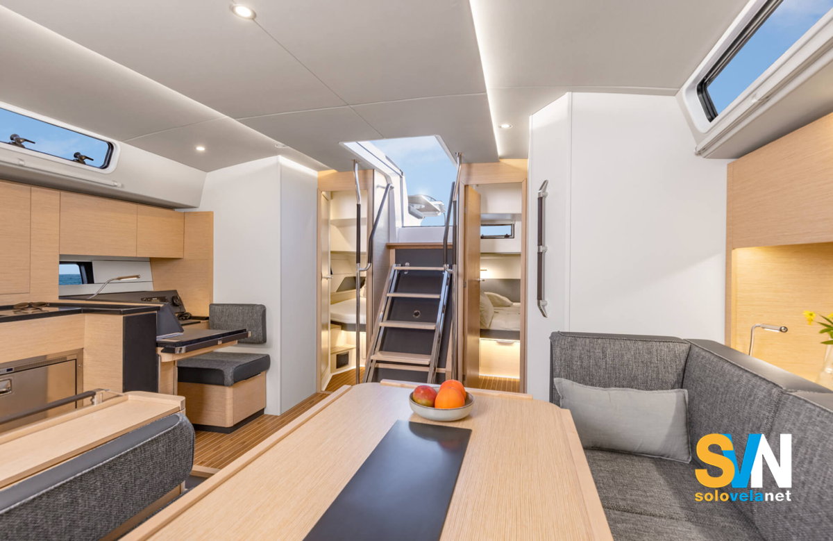 La dinette dell'Hanse 460 vista da prua